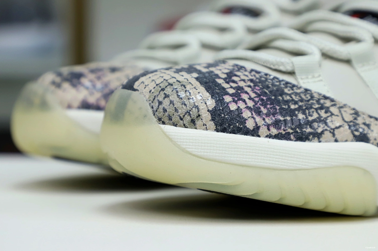 SNAKESKIN AIR JORDAN 11 LIGHT BONE LOW 0717
